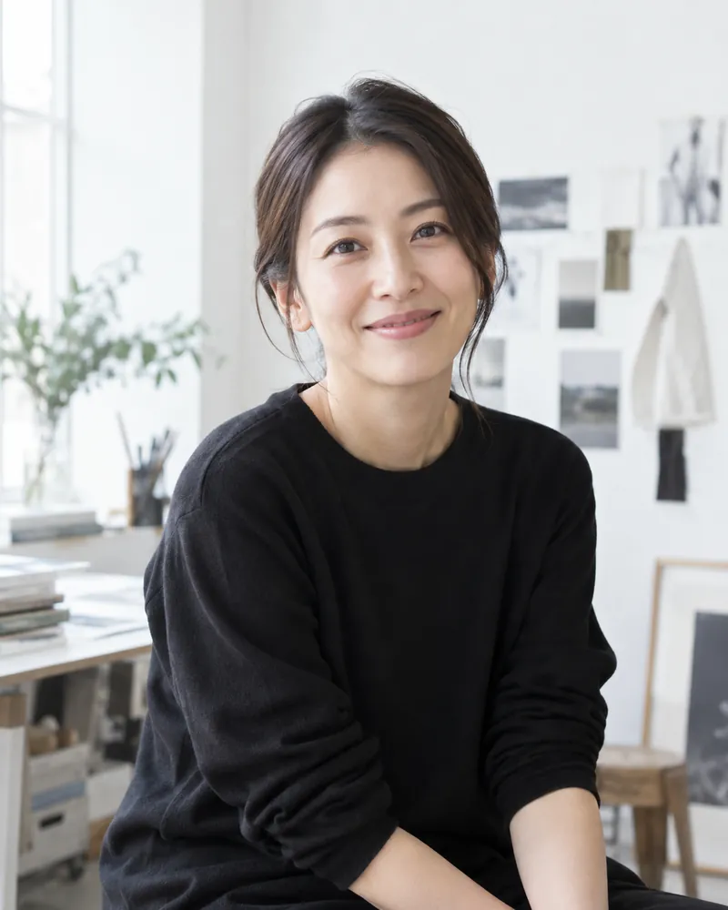 店長の三浦。黒いトップスで自然に微笑む